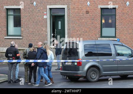 Charleroi, Belgien. März 2024. Schauplatz eines Polizeieinsatzes in Lodelinsart, Charleroi, Montag, 18. März 2024. Eine Hausdurchsuchung eskalierte am frühen Montagmorgen, als der Bewohner begann, auf Polizisten zu schießen. Ein Mitglied der Sonderpolizei ist gestorben und mehrere wurden verletzt. Der Angreifer wurde angeblich neutralisiert. BELGA PHOTO VIRGINIE LEFOUR Credit: Belga News Agency/Alamy Live News Stockfoto