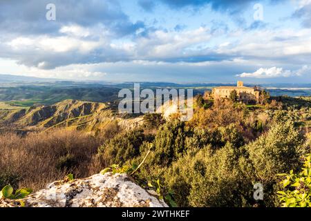 Felsformationen, die „Balze di Volterra“ genannt werden, eine Form der Erosion, die typisch für lehmige Böden in der Nähe von Volterra in der Toskana ist Stockfoto