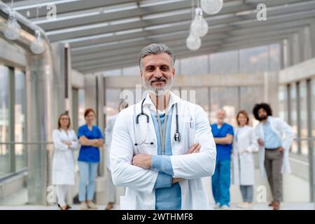 Porträt des Ärzteteams. Gesundheitsteam mit Ärzten, Krankenschwestern, Fachleuten in medizinischen Uniformen im Krankenhaus. Stockfoto