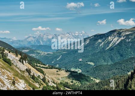 Tal in den französischen alpen im Sommer mit Bergen im Hinterland Stockfoto