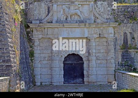 Griechenland, Insel Korfu, Kerkyra (Stadt Korfu): Steintor zur Neuen Festung (Neo Frourio) aus dem 16. Jahrhundert, überragt von den Flügeln Stockfoto