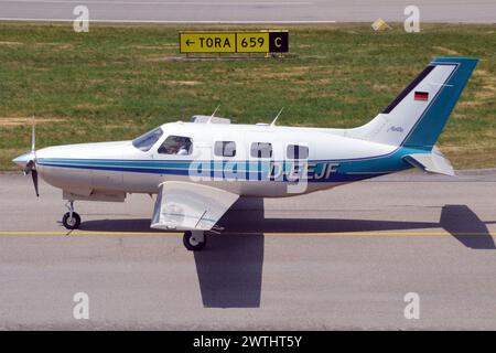 Deutschland, Bayern, Augsburg: D-EEJF Piper PA.46-310P Malibu (c/n 4608135) am Flughafen Augsburg. Stockfoto