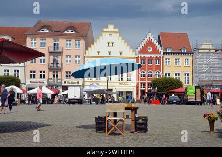 Deutschland, Mecklenburg-Vorpommern, Greifswald (Hansastadt): Schöne Fassaden, viele mit Giebeln, auf dem geschäftigen Marktplatz, Stockfoto