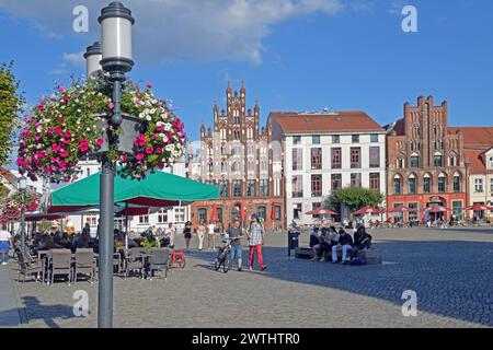 Deutschland, Mecklenburg-Vorpommern, Greifswald: Schöne Fassaden, viele mit Giebeln, auf dem Marktplatz. Stockfoto