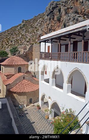 Griechenland, Insel Tilos: Neu renoviertes Kloster von Agios Panteleimonos, das gegen die Klippe gebaut wurde und nur ein Mönch beherbergt. Die Kirche Stockfoto