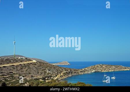 Griechenland, Insel Tilos: Buchten und Küste bei Liviados mit einsamer Windturbine. Stockfoto