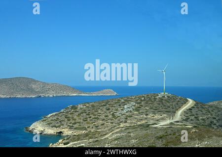 Griechenland, Insel Tilos: Buchten und Küste bei Liviados mit einsamer Windturbine. Stockfoto