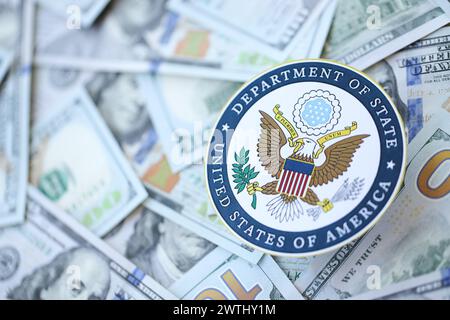 KIEW, UKRAINE - 9. MÄRZ 2024 das US-Außenministerium siegelt viele US-Dollar-Scheine in Nahaufnahme Stockfoto