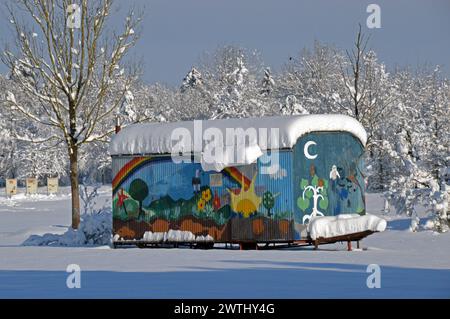 Deutschland, Niederbayern, Unterschleissheim: Schneeszene mit schneebedecktem Kiosk. Stockfoto