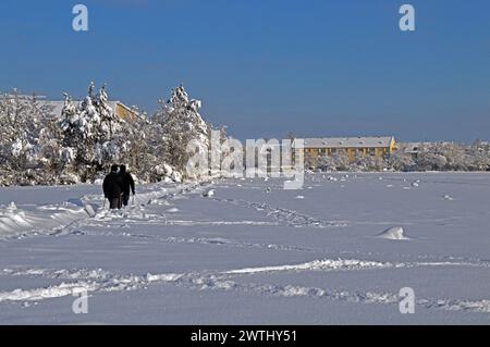 Deutschland, Niederbayern, Unterschleissheim: Schneeszene mit schneebedeckten Feldern. Stockfoto