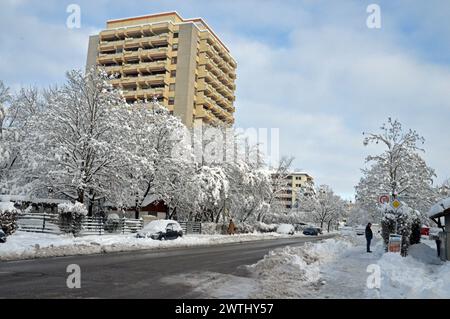 Deutschland, Niederbayern, Unterschleissheim: Schneeszene in der Raiffeisenstraße. Stockfoto