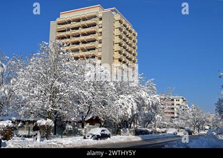 Deutschland, Niederbayern, Unterschleissheim: Schneeszene in der Raiffeisenstraße. Stockfoto