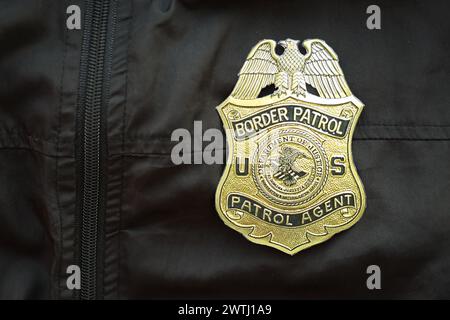 KIEW, UKRAINE - 9. MÄRZ 2024 US-Grenzpolizei-Agent-Abzeichen auf schwarzer Jacke Uniform Nahaufnahme Stockfoto