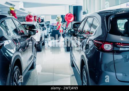 Selektiver Fokus graues Auto in Luxus-Showroom geparkt. Autohaus. Neues Auto in modernem Showroom geparkt. Auto zu verkaufen und mieten Business-Konzept. Stockfoto