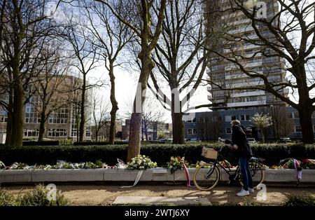 UTRECHT - Blumen nach der Gedenkstätte des Straßenbahnangriffs vom 18. März 2019. Vier Menschen wurden getötet und mehrere verletzt, als Gökmen T. das Feuer in und um eine Schnellbahn am 24. Oktoberplein eröffnete. Die Gedenkfeier wird zum letzten Mal jährlich stattfinden, von nun an alle fünf Jahre. ANP ROBIN VAN LONKHUIJSEN niederlande aus - belgien aus Stockfoto