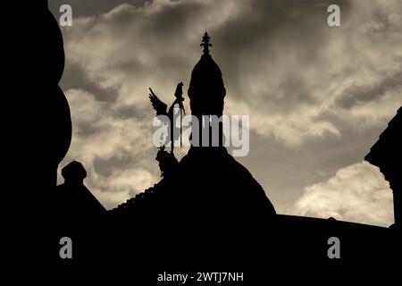 Paris, Frankreich - 17. Februar 2024 : Nahaufnahme der berühmten Kirche Sacre Coeur, der Kirche des heiligen Herzens mit ihren schönen Statuen in Paris Frankreich Stockfoto