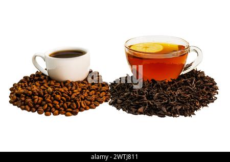Eine Tasse Kaffee steht auf Kaffeebohnen und eine Tasse Tee auf losem Tee, isolierter Hintergrund Stockfoto