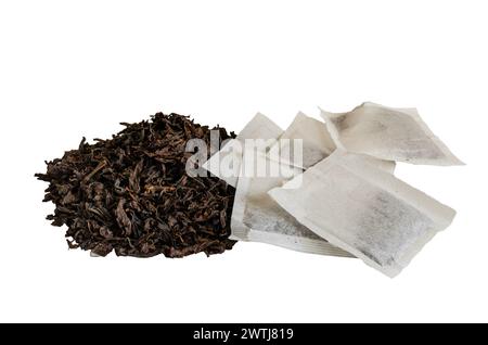Teebeutel auf weißem Hintergrund. Teebeutel auf einem Haufen losen Tees. Eine schnelle und bequeme Art, Tee zuzubereiten. Stockfoto