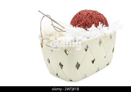 Stricknadeln und Garnbällchen im Korb, weißer Hintergrund Stockfoto