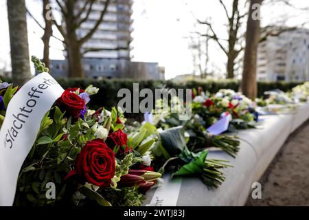 UTRECHT - Blumen nach der Gedenkstätte des Straßenbahnangriffs vom 18. März 2019. Vier Menschen wurden getötet und mehrere verletzt, als Gökmen T. das Feuer in und um eine Schnellbahn am 24. Oktoberplein eröffnete. Die Gedenkfeier wird zum letzten Mal jährlich stattfinden, von nun an alle fünf Jahre. ANP ROBIN VAN LONKHUIJSEN niederlande aus - belgien aus Stockfoto