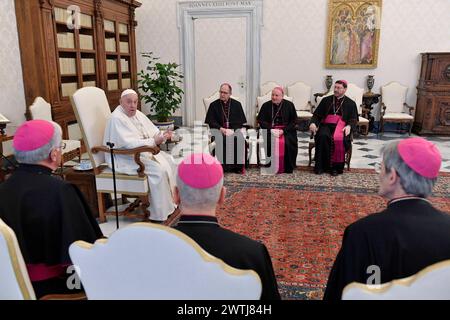 Vatikan, Vatikan. März 2024. Italien, Rom, Vatikan, 18.03.2024. Papst Franziskus empfängt in privater Audienz die Bischöfe Umbriens zum de-limina-Besuch im Vatikan . Foto von Vatikanischen Medien /Katholische Presse Foto Credit: Unabhängige Fotoagentur/Alamy Live News Stockfoto