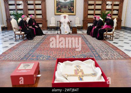 Vatikan, Vatikan. März 2024. Italien, Rom, Vatikan, 18.03.2024. Papst Franziskus empfängt in privater Audienz die Bischöfe Umbriens zum de-limina-Besuch im Vatikan . Foto von Vatikanischen Medien /Katholische Presse Foto Credit: Unabhängige Fotoagentur/Alamy Live News Stockfoto