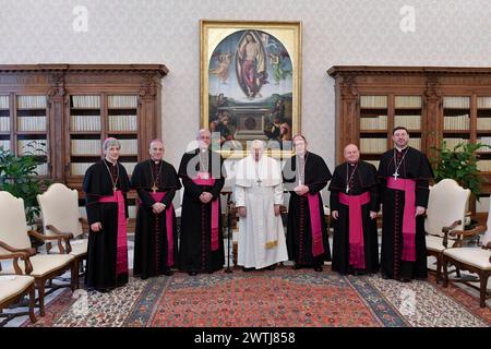 Vatikan, Vatikan. März 2024. Italien, Rom, Vatikan, 18.03.2024. Papst Franziskus empfängt in privater Audienz die Bischöfe Umbriens zum de-limina-Besuch im Vatikan . Foto von Vatikanischen Medien /Katholische Presse Foto Credit: Unabhängige Fotoagentur/Alamy Live News Stockfoto