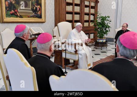 Vatikan, Vatikan. März 2024. Italien, Rom, Vatikan, 18.03.2024. Papst Franziskus empfängt in privater Audienz die Bischöfe Umbriens zum de-limina-Besuch im Vatikan . Foto von Vatikanischen Medien /Katholische Presse Foto Credit: Unabhängige Fotoagentur/Alamy Live News Stockfoto