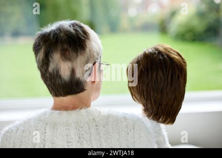 Frau mit Alopezie, die eine Perücke hält Stockfoto