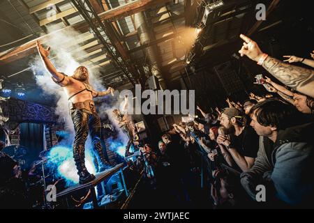 Kopenhagen, Dänemark. März 2024. Die internationale Metal-Band All for Metal gibt ein Live-Konzert im Pumpehuset in Kopenhagen. Hier ist Sänger Tim Schmidt live auf der Bühne zu sehen. (Foto: Gonzales Photo/Alamy Live News Stockfoto