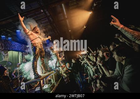 Kopenhagen, Dänemark. März 2024. Die internationale Metal-Band All for Metal gibt ein Live-Konzert im Pumpehuset in Kopenhagen. Hier ist Sänger Tim Schmidt live auf der Bühne zu sehen. (Foto: Gonzales Photo/Alamy Live News Stockfoto