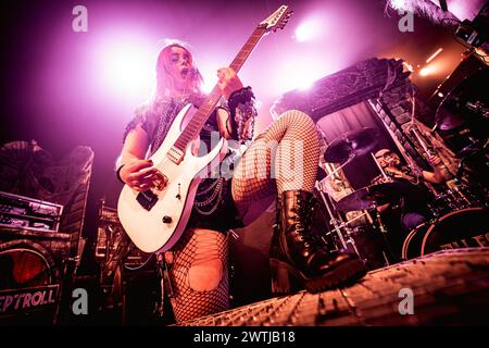 Kopenhagen, Dänemark. März 2024. Die internationale Metal-Band All for Metal gibt ein Live-Konzert im Pumpehuset in Kopenhagen. Hier ist Gitarrist Jasmin Pabst live auf der Bühne zu sehen. (Foto: Gonzales Photo/Alamy Live News Stockfoto