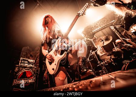 Kopenhagen, Dänemark. März 2024. Die internationale Metal-Band All for Metal gibt ein Live-Konzert im Pumpehuset in Kopenhagen. Hier ist Gitarrist Jasmin Pabst live auf der Bühne zu sehen. (Foto: Gonzales Photo/Alamy Live News Stockfoto