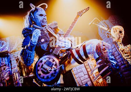 Kopenhagen, Dänemark. März 2024. Die finnische Hard-Rock-Band Lordi gibt ein Live-Konzert im Pumpehuset in Kopenhagen. Hier ist Gitarrist Kone live auf der Bühne zu sehen. (Foto: Gonzales Photo/Alamy Live News Stockfoto