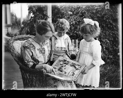 Familienporträts Schwarzweiß-negative, Gruppenporträts, Gelatine-Trockenplatten-negative Stockfoto