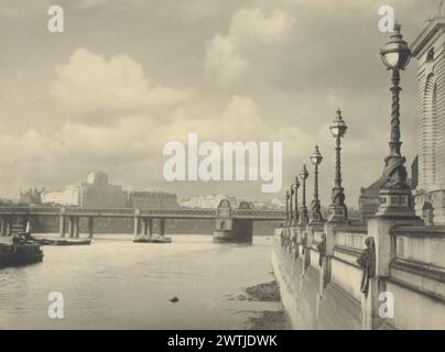 Kunstwerke der Hungerford Bridge, Gelatinedruck, Schwarzweiß-Fotografien, Vintage-Drucke Stockfoto