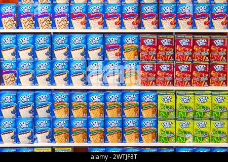 London, Großbritannien - 12. September 2023 - Ein Regal mit Pop-Tarts in einem Süßwarenladen am Camden Market Stockfoto