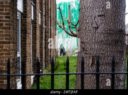 Hornsey, London, Großbritannien. März 2024. Ein „Banksy“-Kunstwerk an der Seite eines Gebäudes im Norden Londons. Quelle: Matthew Chattle/Alamy Live News Stockfoto