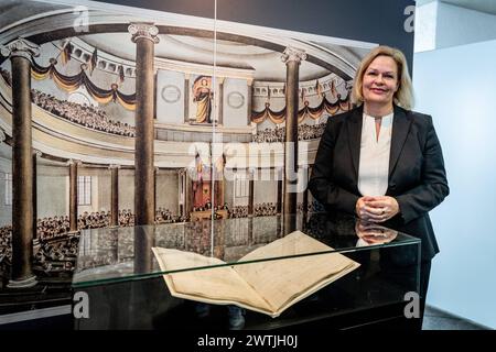 Eroeffnung der Ausstellung Odyssee einer Urkunde. Die Paulskirchenverfassung vom 28. Maerz 1849 in der Paulskirche in Frankfurt am Main, zu sehen vom 19. Maerz bis 3. Mai 2024 Foto vom 18.03.2024: Bundesinnenministerin Nancy Faeser vor der Originalurkunde. Die Austellung zeichnet das abenteuerliche Geschick der Verfassungsurkunde von ihren Urspruengen bis in die Gegenwart nach. Zur Eroeffnung wird erstmals seit 175 Jahren die Originalurkunde der Paulskirchenverfassung am Ort ihrer Unterzeichnung gezeigt. Siehe epd-Meldung vom 18.03.2024 NUR REDAKTIONELLE VERWENDUNG *** Eröffnung der Ausstellung Odyssey Stockfoto