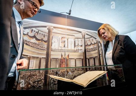 Eroeffnung der Ausstellung Odyssee einer Urkunde. Die Paulskirchenverfassung vom 28. Maerz 1849 in der Paulskirche in Frankfurt am Main, zu sehen vom 19. Maerz bis 3. Mai 2024 Foto vom 18.03.2024: Vlnr. Hilmar Sack, wissenschaftlicher Dienst Deutscher Bundestag Bundesinnenministerin Nancy Faeser vor der Originalurkunde. Die Austellung zeichnet das abenteuerliche Geschick der Verfassungsurkunde von ihren Urspruengen bis in die Gegenwart nach. Zur Eroeffnung wird erstmals seit 175 Jahren die Originalurkunde der Paulskirchenverfassung am Ort ihrer Unterzeichnung gezeigt. Siehe epd-Meldung vom 18. Stockfoto