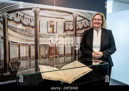 Eroeffnung der Ausstellung Odyssee einer Urkunde. Die Paulskirchenverfassung vom 28. Maerz 1849 in der Paulskirche in Frankfurt am Main, zu sehen vom 19. Maerz bis 3. Mai 2024 Foto vom 18.03.2024: Bundesinnenministerin Nancy Faeser vor der Originalurkunde. Die Austellung zeichnet das abenteuerliche Geschick der Verfassungsurkunde von ihren Urspruengen bis in die Gegenwart nach. Zur Eroeffnung wird erstmals seit 175 Jahren die Originalurkunde der Paulskirchenverfassung am Ort ihrer Unterzeichnung gezeigt. Siehe epd-Meldung vom 18.03.2024 NUR REDAKTIONELLE VERWENDUNG *** Eröffnung der Ausstellung Odyssey Stockfoto