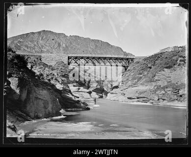 Arthur's Point Bridge, Shotover River, Wakatipu, NZ feuchte Kollodeonnegative, Schwarzweiß-negative Stockfoto