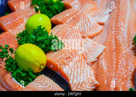 Geröstete Portion gekochten Fischs und frische Zitrone auf dem Ladentisch. Stockfoto