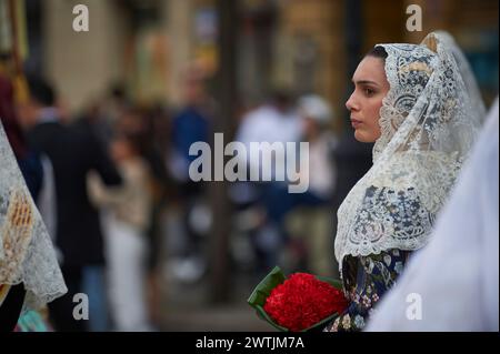 Detail der Fallera während des Blumenopfers an die Virgen de los Desamparados de València am 17. märz 2024 in den Straßen von Valencia (Valenc Stockfoto