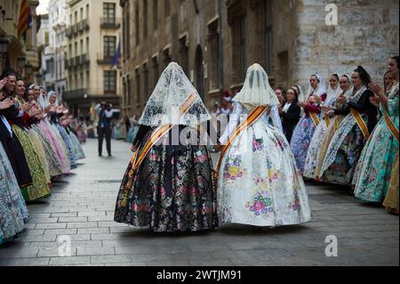 Detail der Fallera während des Blumenopfers an die Virgen de los Desamparados de València am 17. märz 2024 in den Straßen von Valencia (Valenc Stockfoto