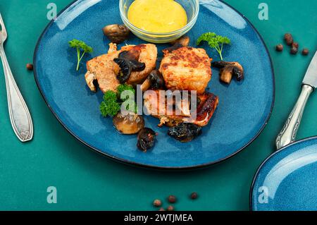 Fleischmedaillons mit Pilzen auf einem Teller. Gegrillte Schweinemedaillons, Steaks Stockfoto