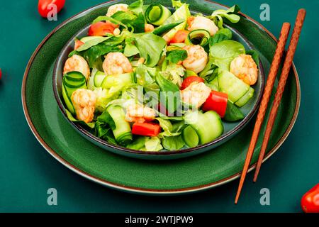 Teller mit Garnelensalat mit grünem Salat. Salat von Garnelen oder Garnelen. Gesunde Ernährung. Stockfoto