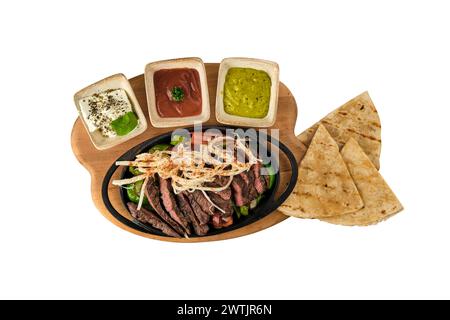 Beef Fajitas mit bunten Paprika in Pfanne und Saucen Stockfoto