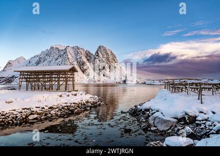 Kabeljau-Trockenregale in Hamnoy auf Lofoten, Norwegen Stockfoto