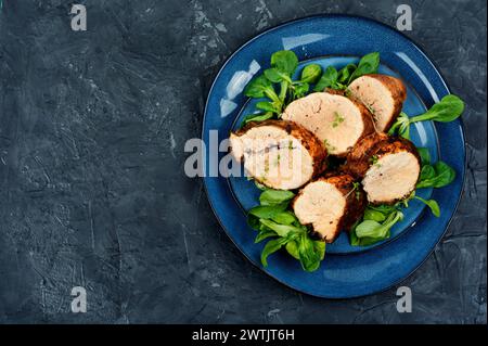 Gerösteter Kabeljaurogen auf einem Teller. Fisch- und Fischgerichte. Kaviar gebraten. Leerzeichen für Text Stockfoto